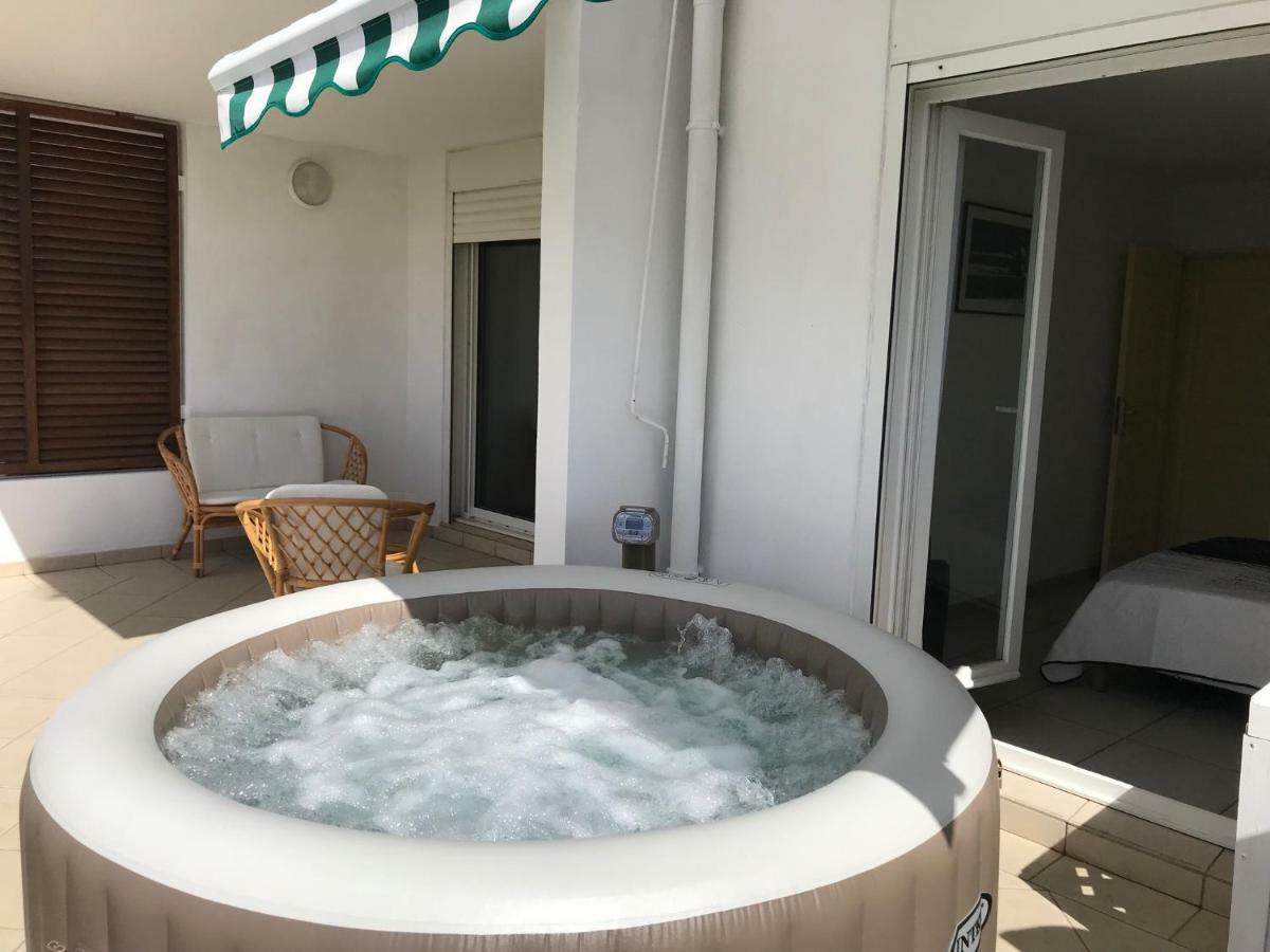 Meuble Homard Avec Jacuzzi Et Vue Mer Saint-Gilles Les Bains Exterior photo