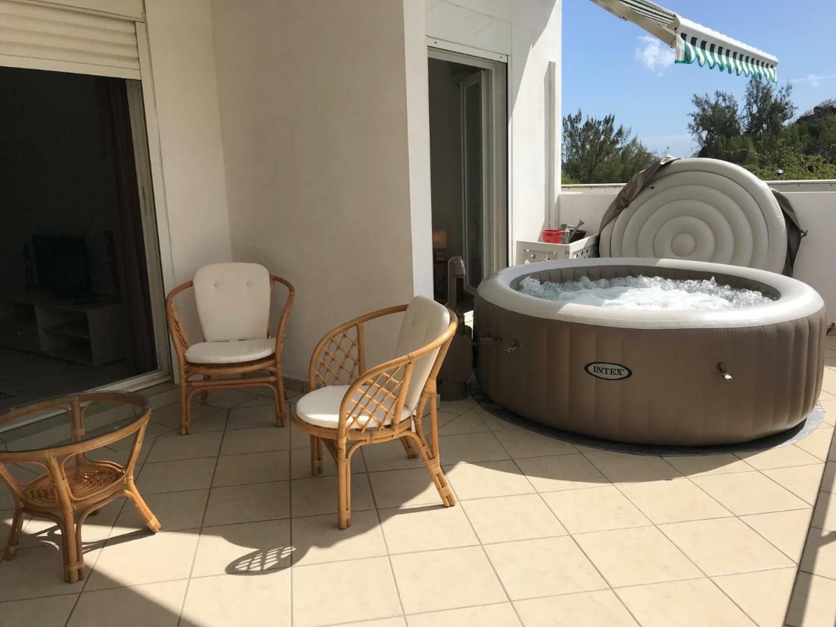 Meuble Homard Avec Jacuzzi Et Vue Mer Saint-Gilles Les Bains Exterior photo